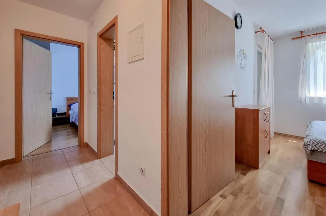Mark Novigrad  Apartment