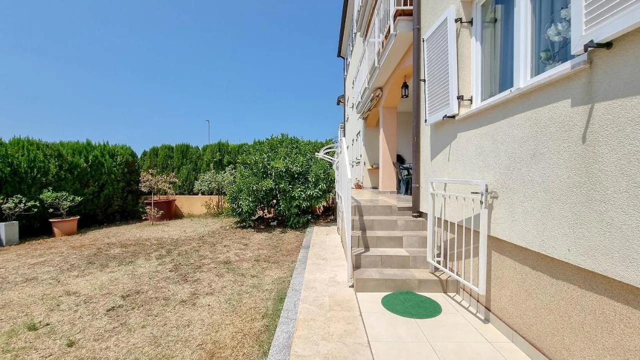 Mark Novigrad  Apartment